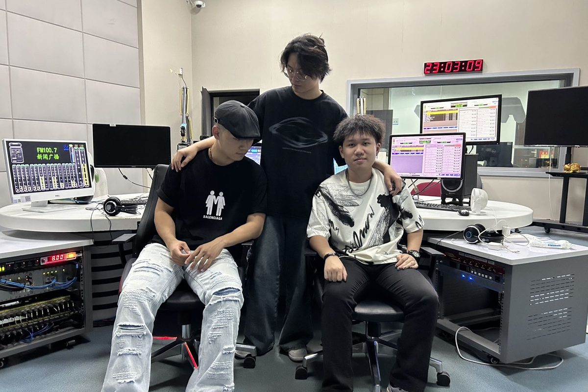 铝燃线乐队 录音棚合影