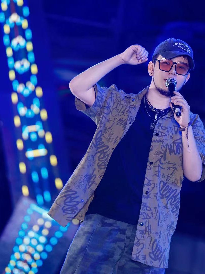 主唱 蓝色激光舞台演出