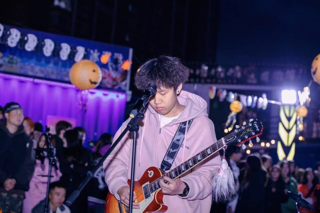 吉他手 粉色卫衣演出现场