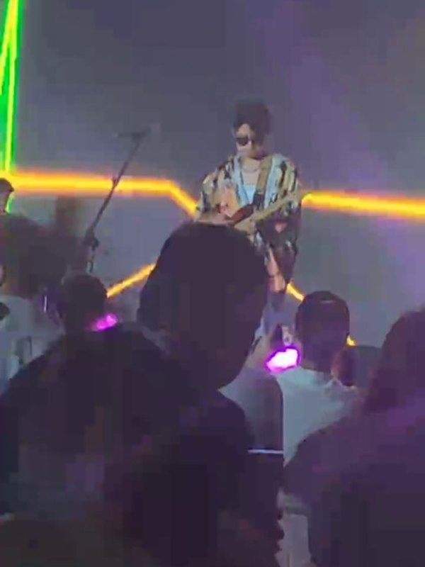 极光海港乐队 吉他手 · 夜场演出