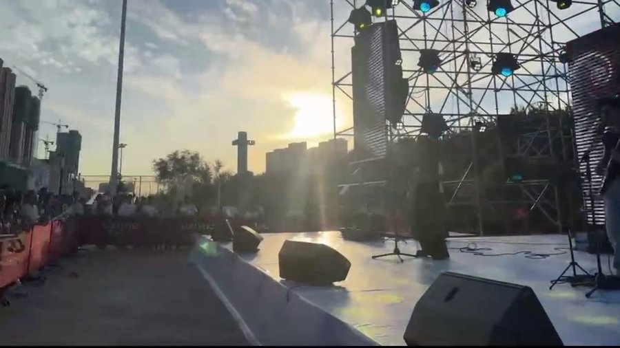 极光海港乐队 音乐节舞台 · 夕阳空镜