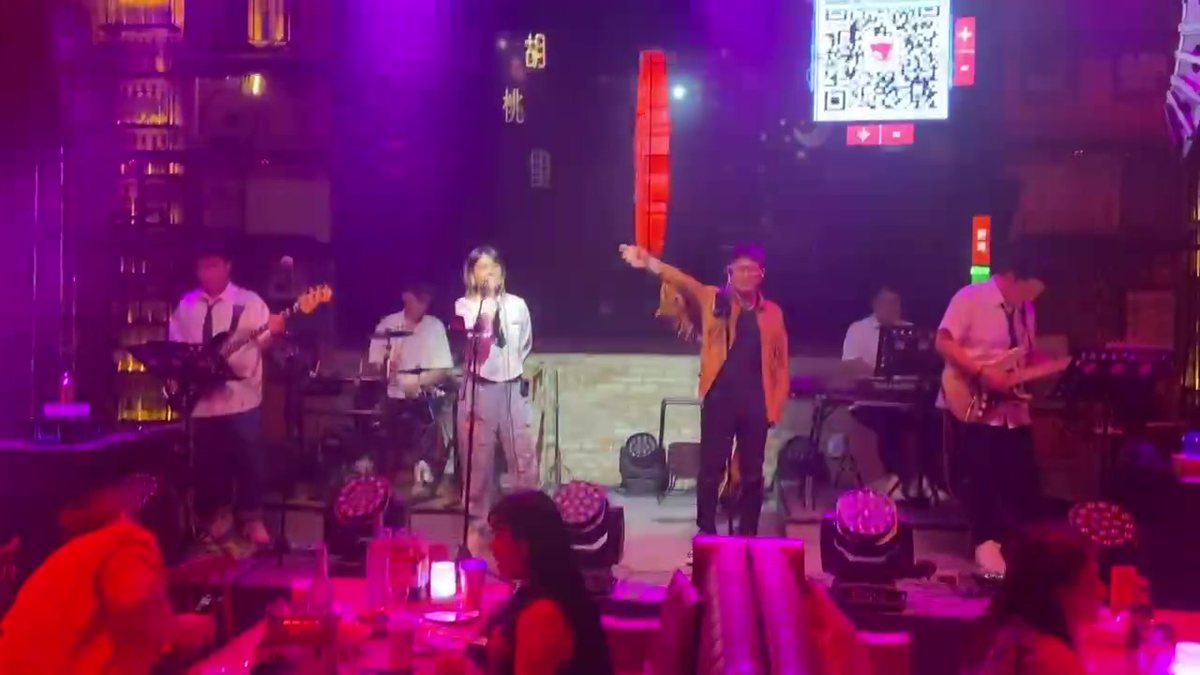 失控猫乐队 胡桃里音乐酒馆 · 舞台现场