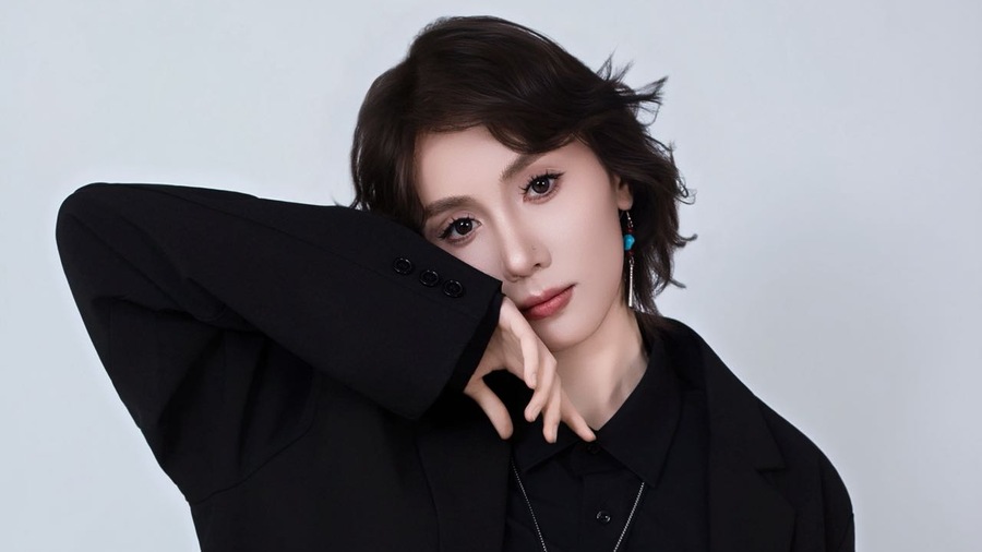 迪丽 女歌手 中文流行与新疆民歌
