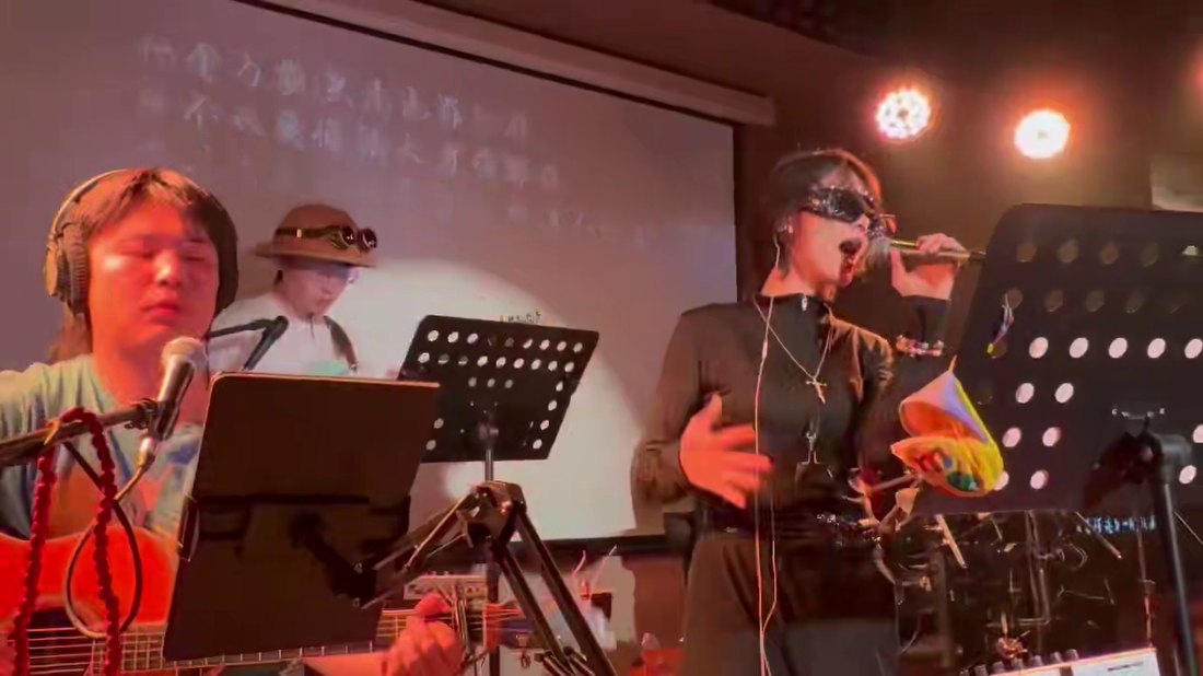 歌手迪丽 - 酒吧驻唱与乐队合作演唱现场