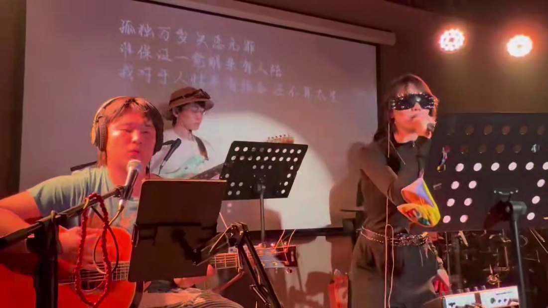歌手迪丽 - 酒吧舞台驻唱现场