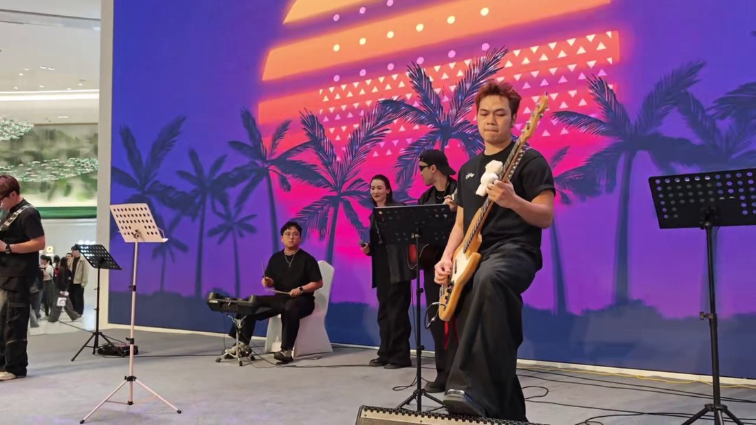 歌手迪丽 - 商场舞台与乐队合作演出