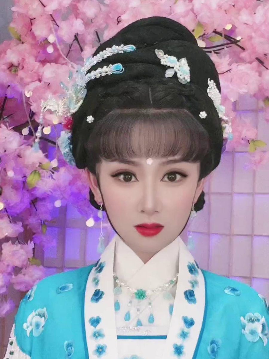 黄梅戏演出 - 花旦蓝衣扮相特写