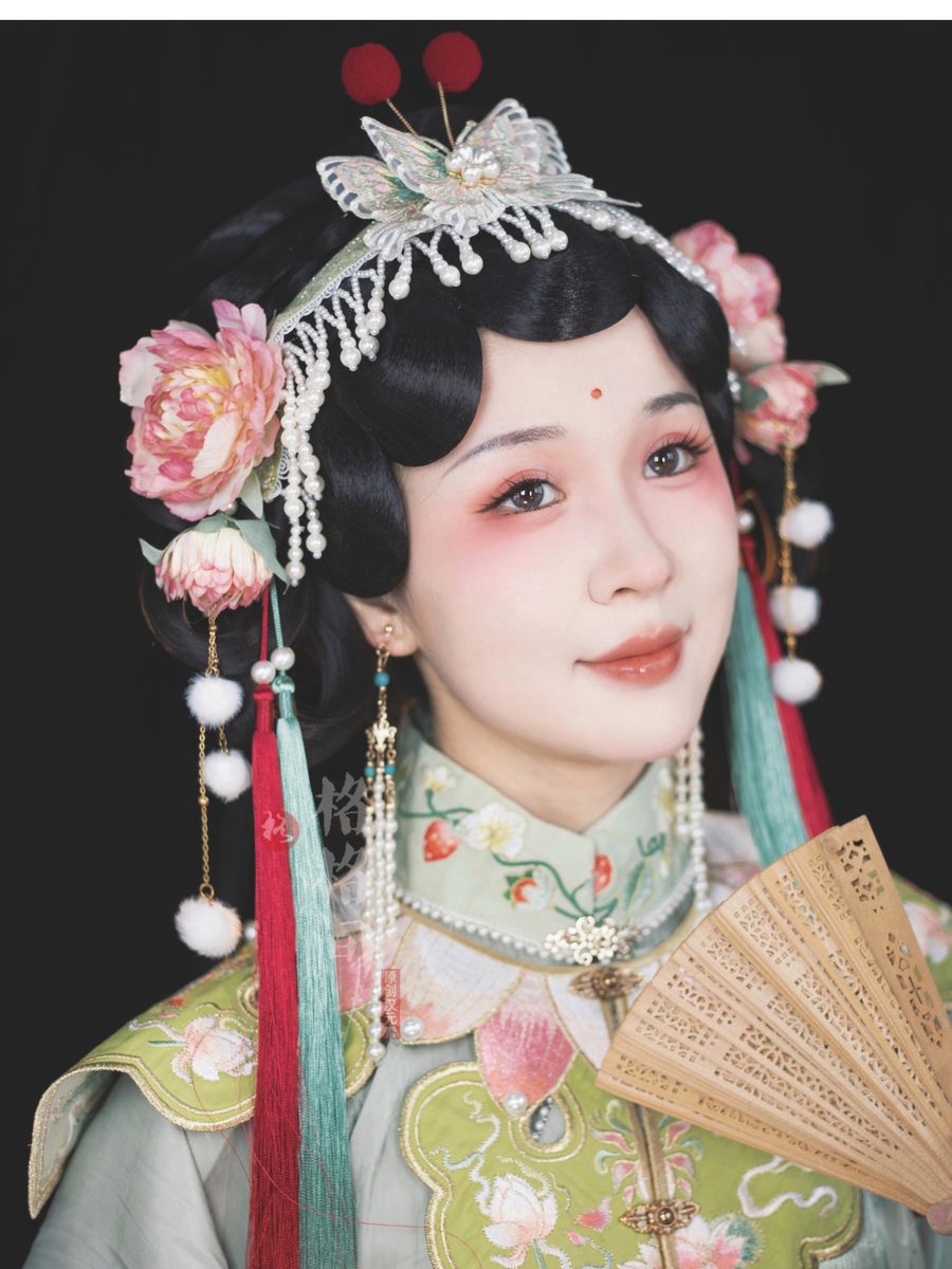 黄梅戏演出 - 花旦凤冠花饰持扇扮相