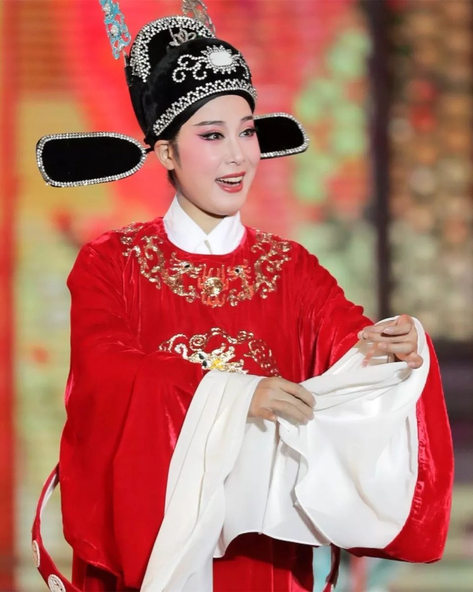 黄梅戏演出 - 女驸马红袍扮相舞台照
