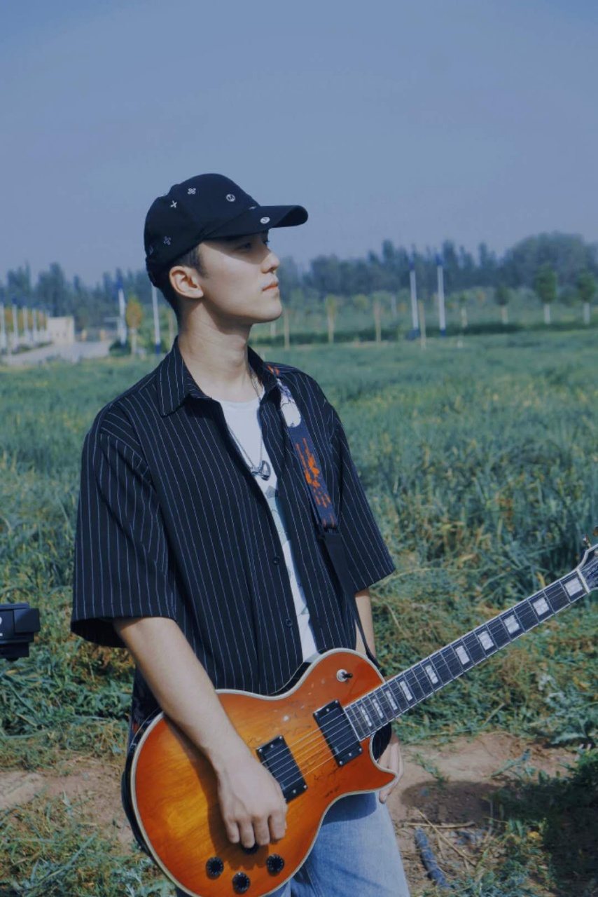 男歌手 小夏 户外形象照
