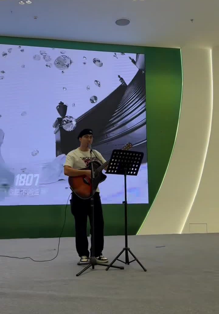 男歌手 小夏 商场品牌活动弹唱