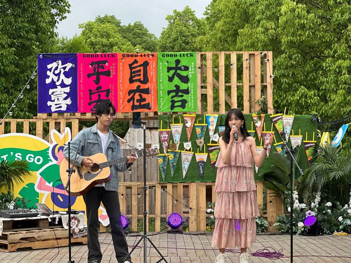 夏理Aura 户外草坪商演现场