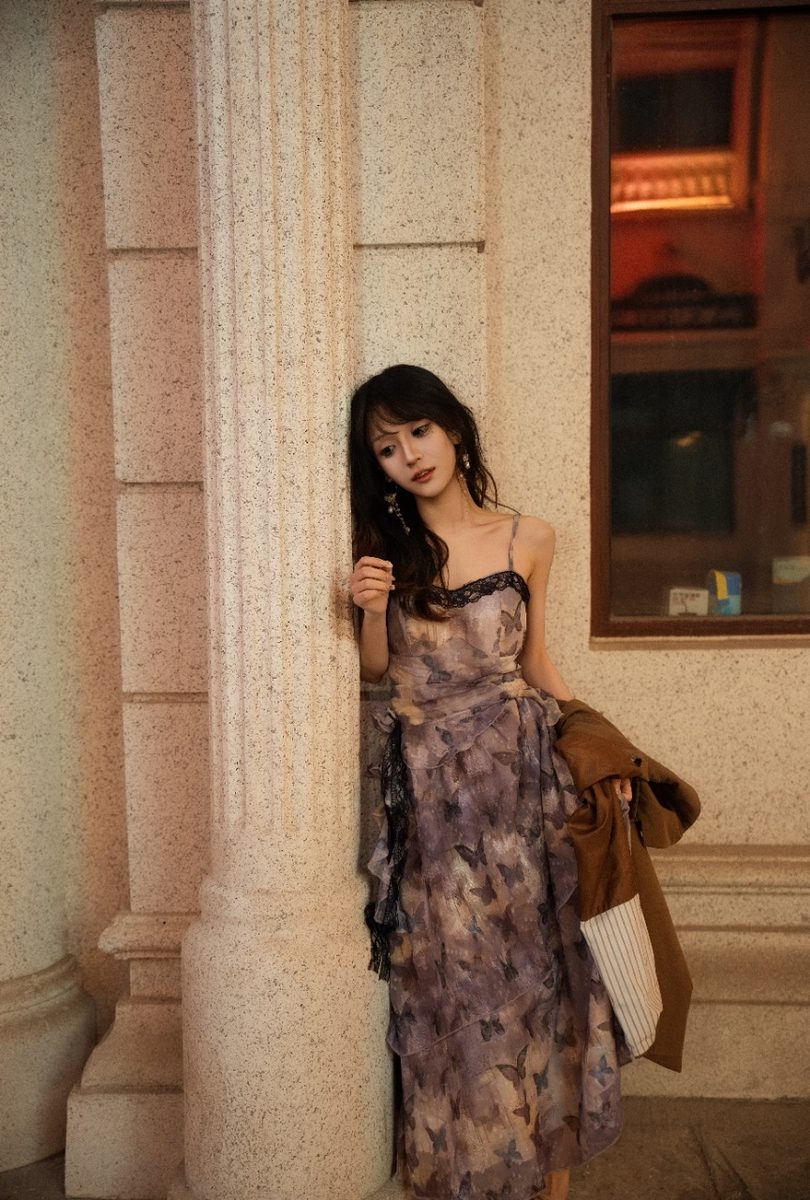夏理Aura 复古洋楼紫色长裙写真