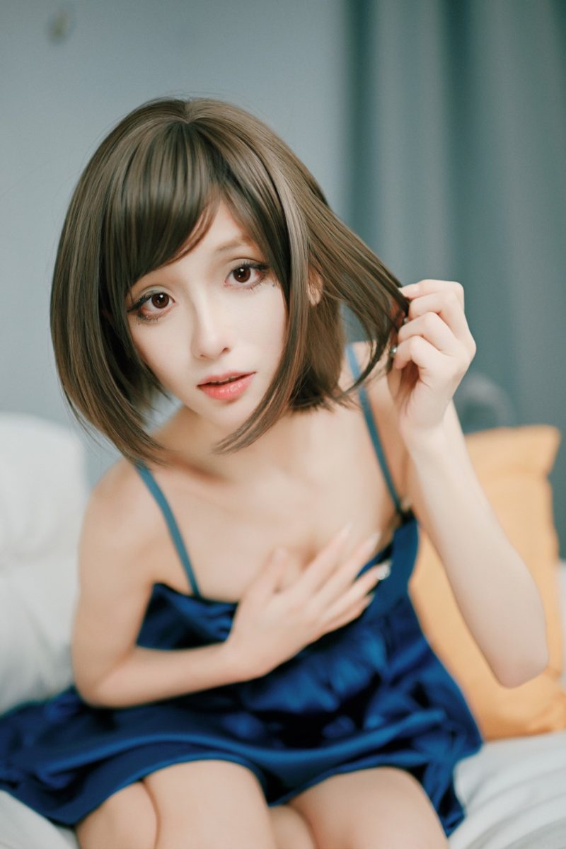 夏理Aura 蓝色吊带裙居家人像写真