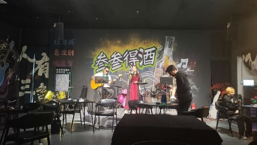 小琪 参参得酒舞台驻唱