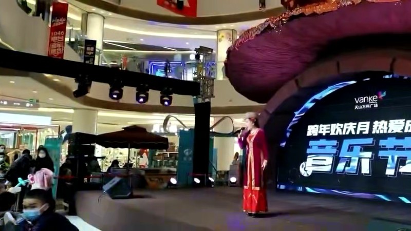 阿仙古丽 - 天山万科广场跨年欢庆月音乐节红裙演唱