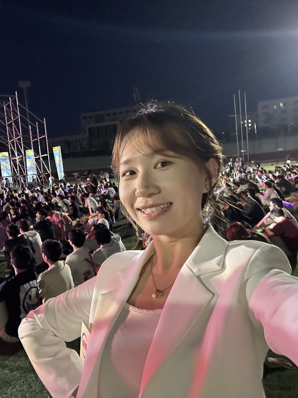 允晴 - 夜间校园草坪活动留影