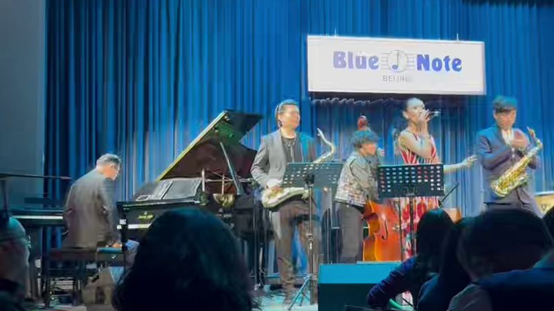 Tuesday 乐队 剧场演出全景