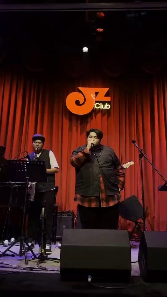 Tuesday 乐队 红幕舞台演出