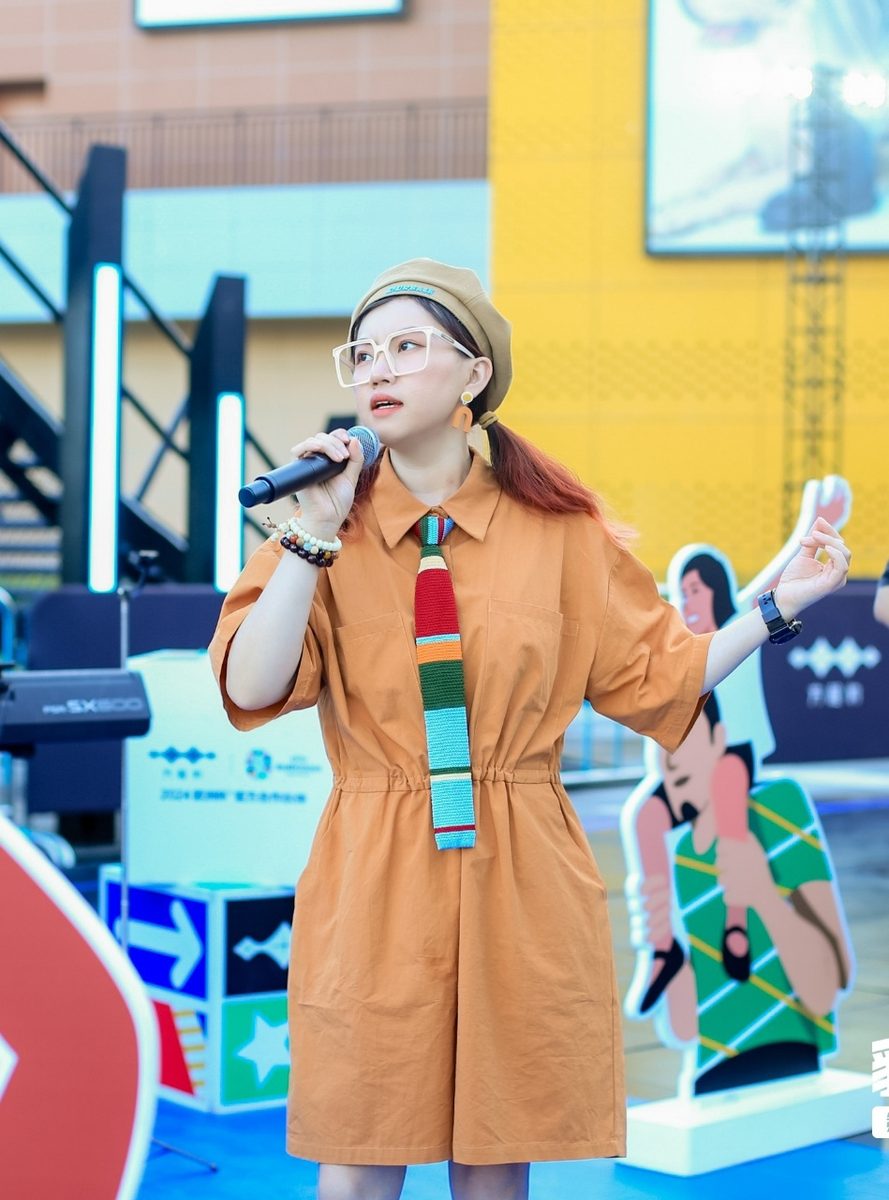 时空胶囊乐队 女歌手 橙色连衣裙户外演唱照