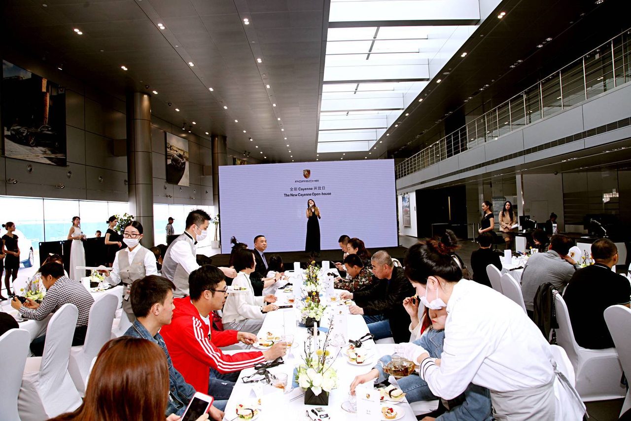 乌鲁木齐会议会务现场花絮：企业年度盛典