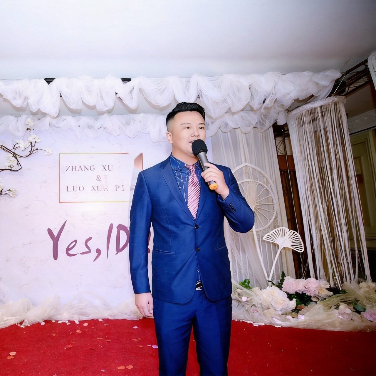 主持人曾欢 婚礼现场主持形象照